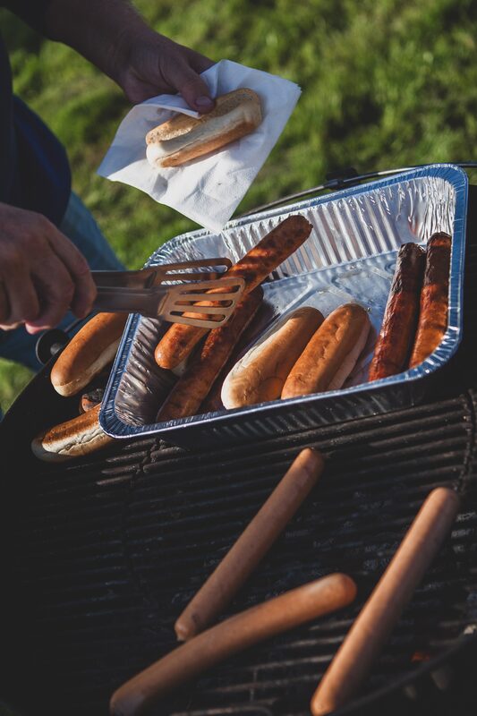 Korv på en grill ute på kajen